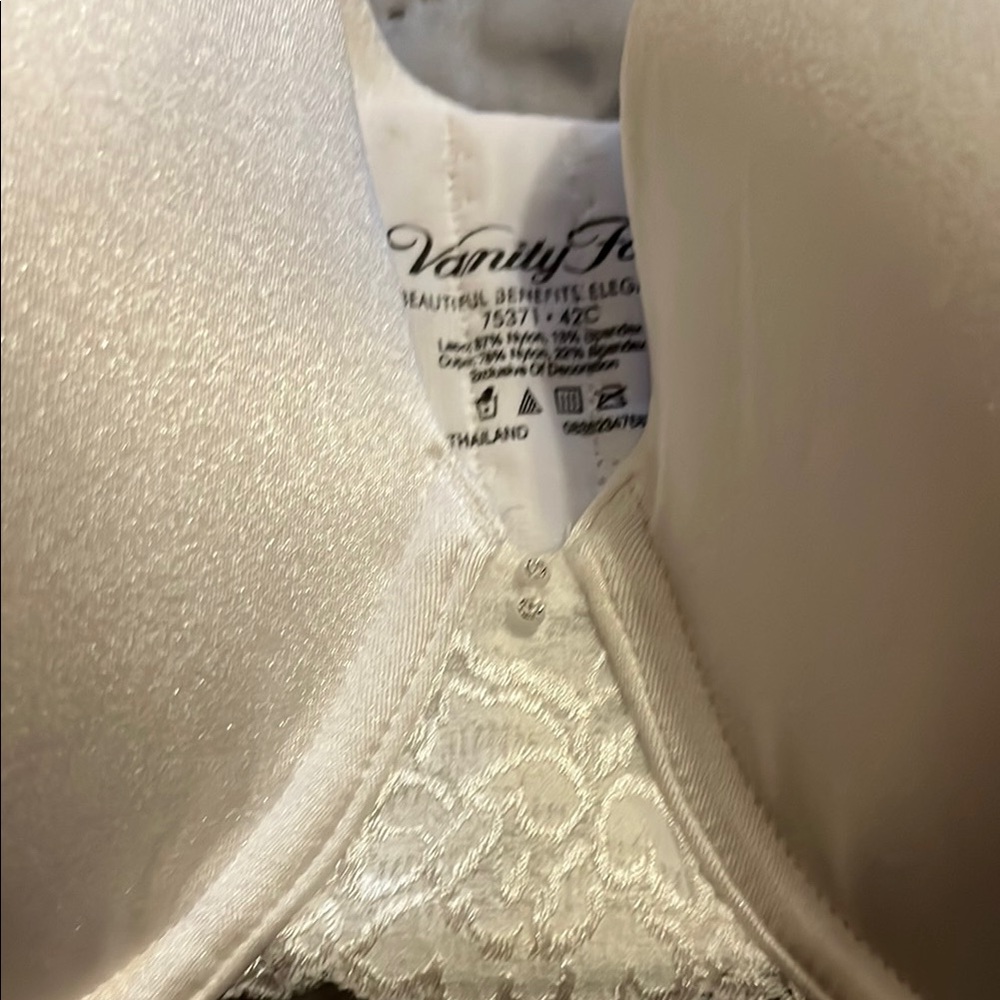 Vanity Fair White T-Shirt Bra with Adjustable Straps - Picture 6 of 9